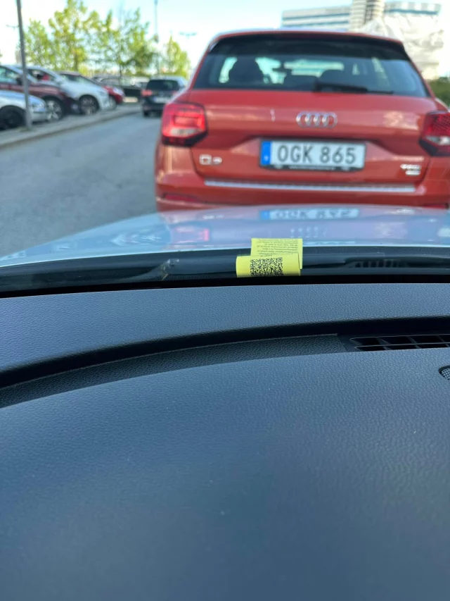 Idag fick jag en P-bot när jag satt kvar i bilen? Är det ens lagligt?